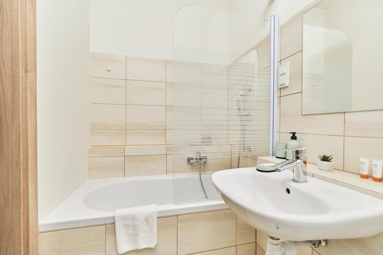 Under The Wroclove Sky By Renters Apartament *